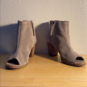 TOMS Beige Suede Open Toe Heel Size W 7.5
